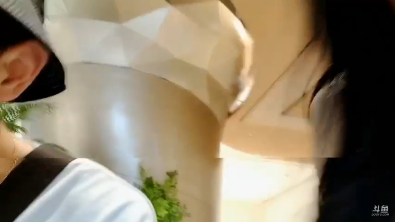 博哥和美女聊天，美女说别人拍自己有流量，自己拍没多少