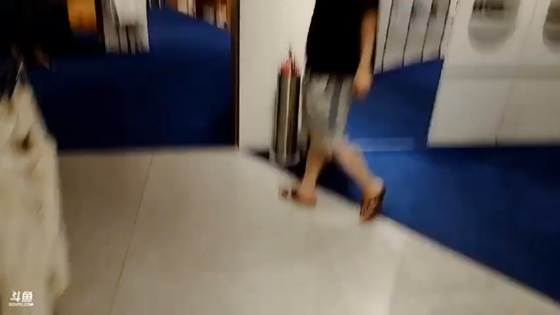 博哥在成都购物，大家说这是小鲜肉打扮啊