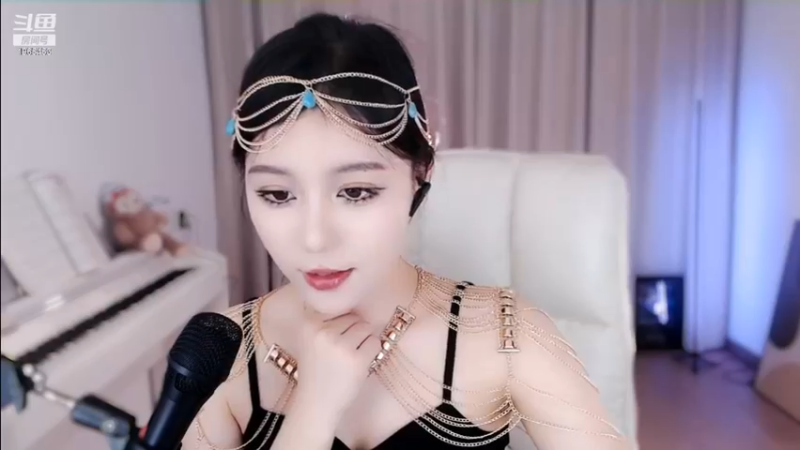 大琳美女今天打扮很有少数民族特色