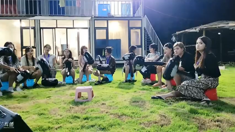 女主播听歌识曲，别人答对了，茵茵还打，好搞笑