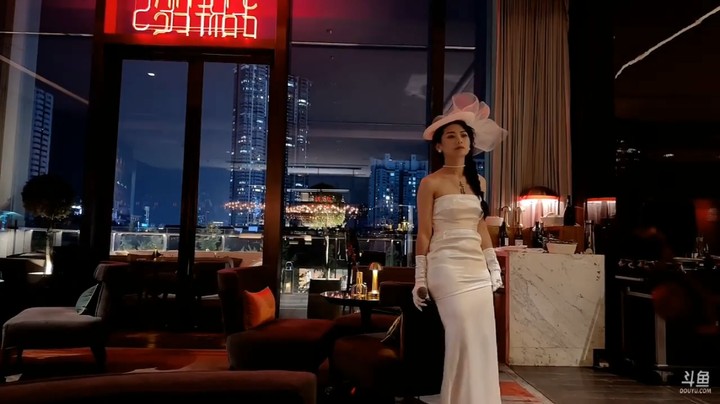 博哥和美女水水吃晚饭，还听美女唱歌真好听