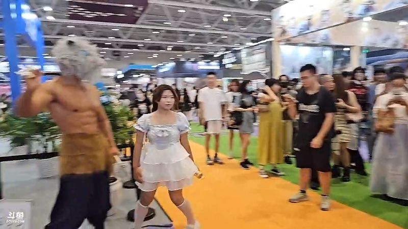 一男一女带拍照节奏的女人是超管鲨鱼媛媛吗？联通卡号直播不卡。