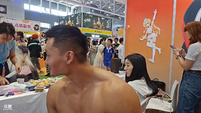 女人是不是都爱摸腹肌？我腹肌最硬最显的时候比他腹肌好看很多。