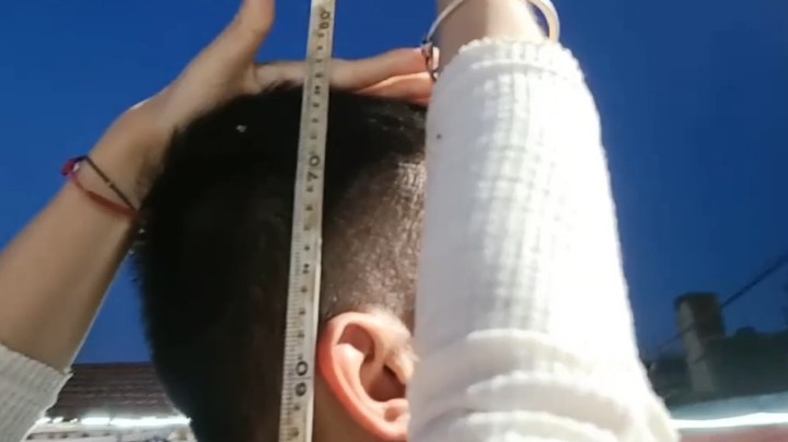 矮个女主播们给肖琴量身高173cm多都说尺子有问题。