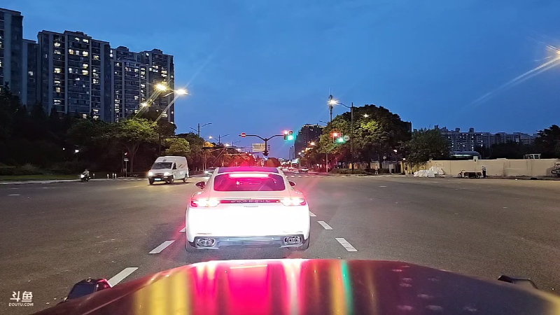 上海市的天空黑得早。