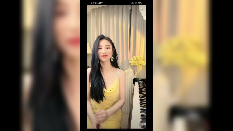 美女小姐姐深情弹奏，自弹自唱真好听啊