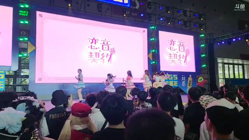 舞台上六个女人不是日本女人吧？
