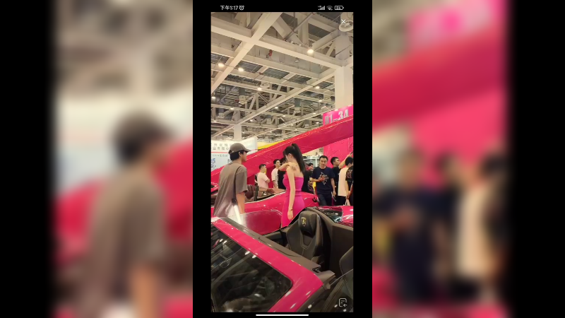 摄影师都在拍摄美女车模，真好看