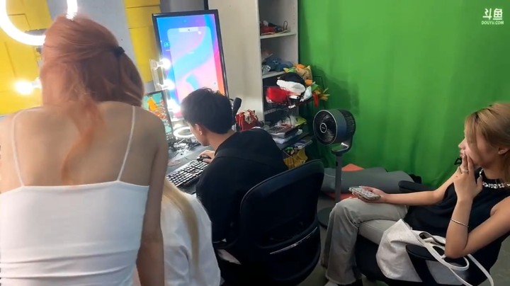 博哥在南波工作室直播玩游戏，美女看得很认真，感觉又行了