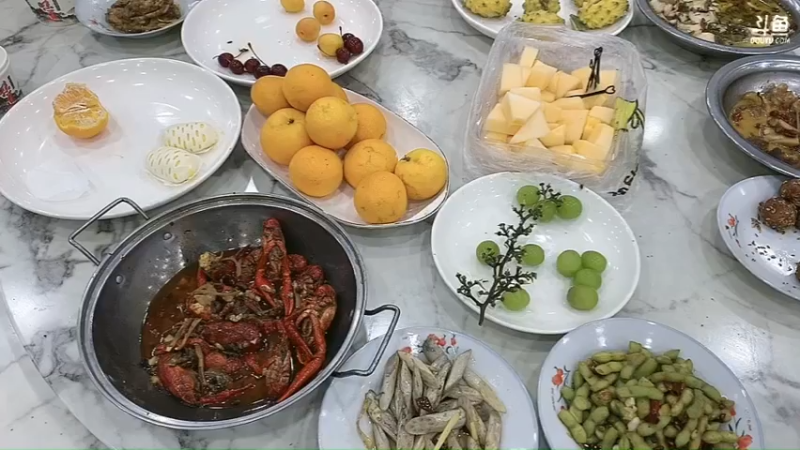 美女美美今晚吃夜宵那么多美食，都是大餐啊