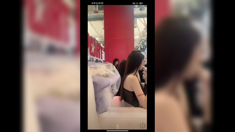 美女车模在休息吃饭，真好看啊