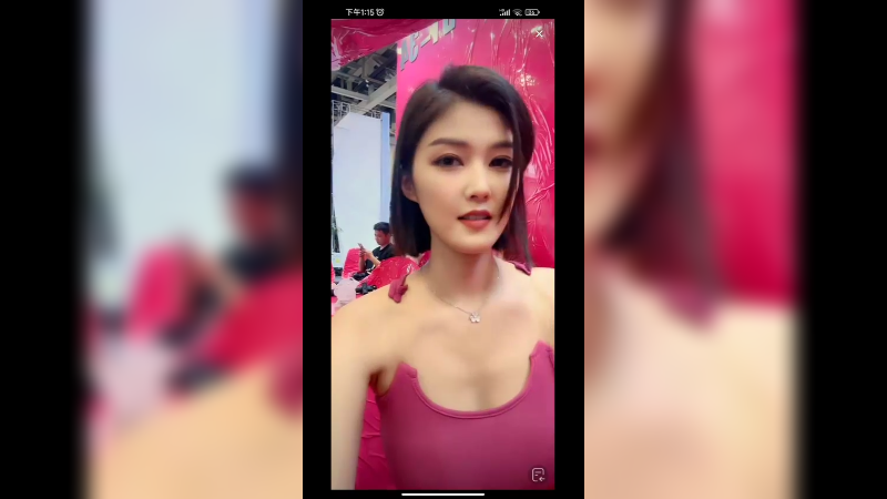 美女车模程儿坐着也有很多摄影师拍摄