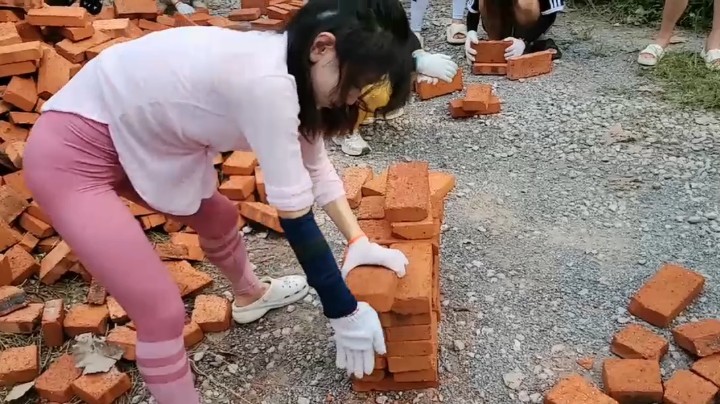 整改中的小宇花花思想和行动颠倒，虽然走了一条不愿意走的路，但是不愿意改过自新假装每天很开心，三拍零断。