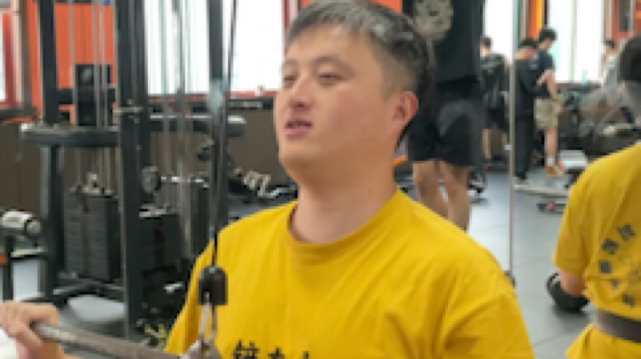 跟小舅子来健身，鸡肉猛男，指日可待.