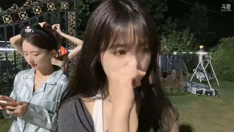 美女贝贝很怕虫子，都不想去看