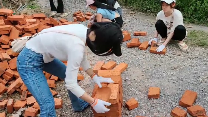 因为徐鹏比赛拍砖一次都没拍断，所以斗鱼直播的名字叫徐不快乐。