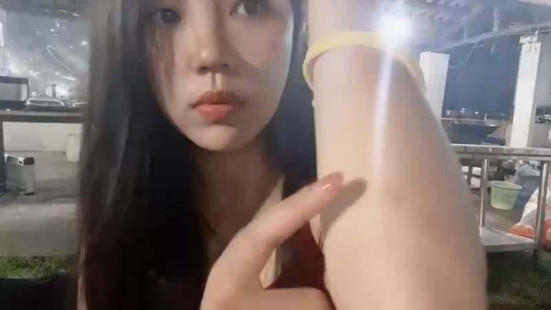 美女精灵小姐姐笑起来挺好看的，想睡酒店啊