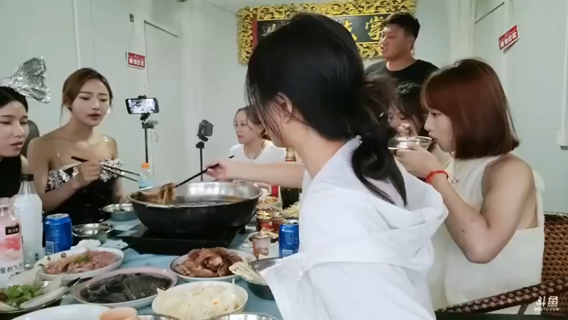 美女茵茵和小宁煦等人吃火锅大餐，好快乐啊