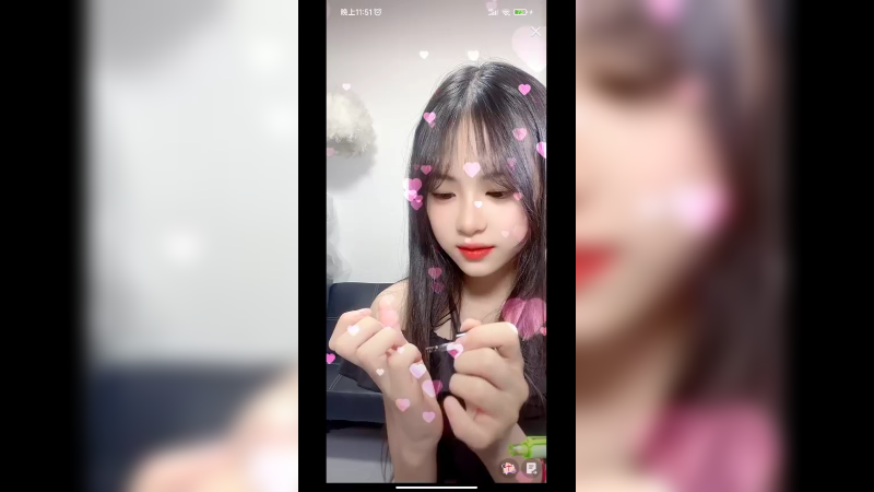 美女深夜直播聊天，吃零食快乐