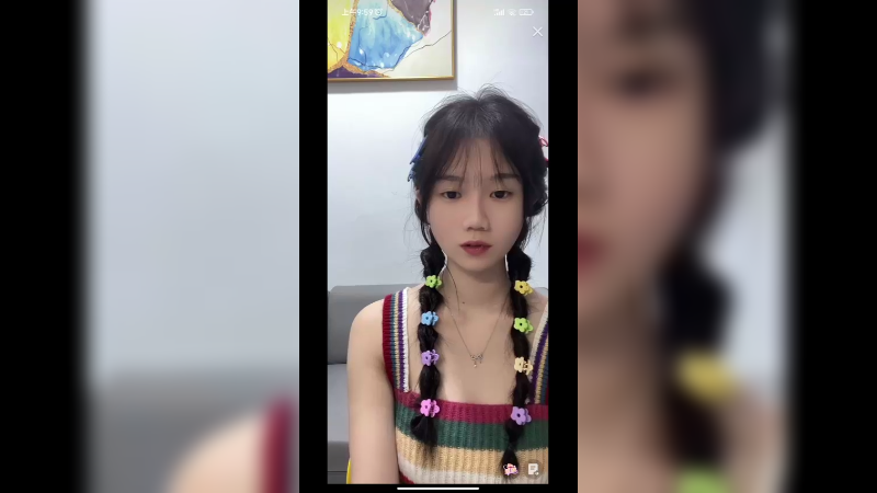 看起来很清纯的美女小姐姐，两个鞭子可爱