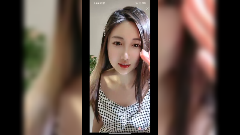 美女挺好看的，就是衣服有点炫
