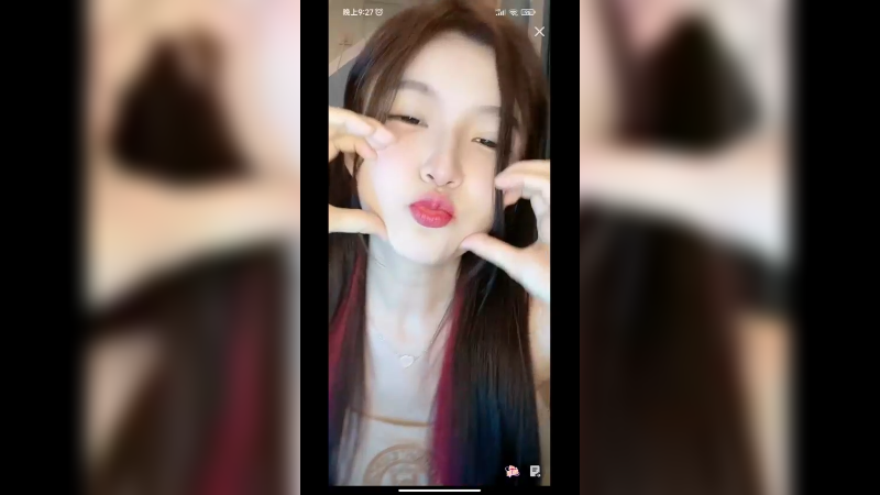 美女撒娇卖萌好可爱啊