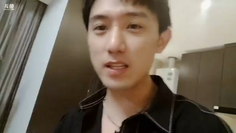 博哥和美女喵喵吃晚饭，结果大哥陈哥来送礼物，美滋滋