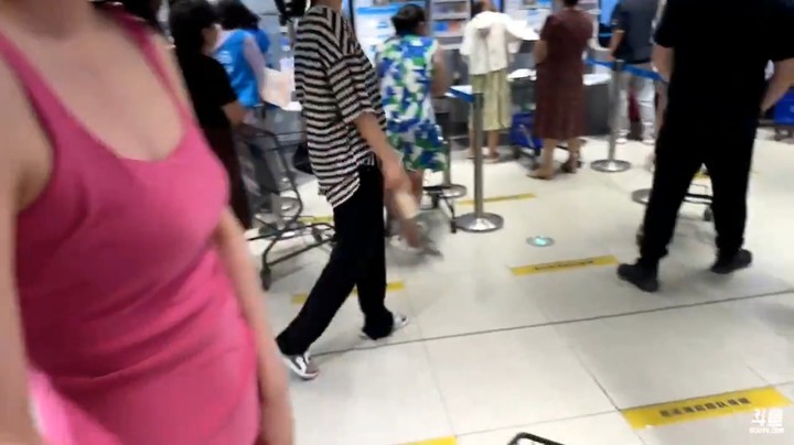 博哥带美女购物，还想买个早餐的