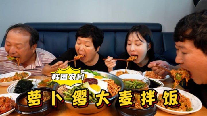 享用萝卜缨拌饭配煎蛋和泡菜，再来份豆腐大酱汤，大口吃太香了！