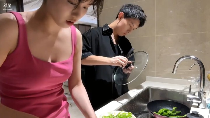 博哥看美女在家做菜，美女喵喵看起来很会啊