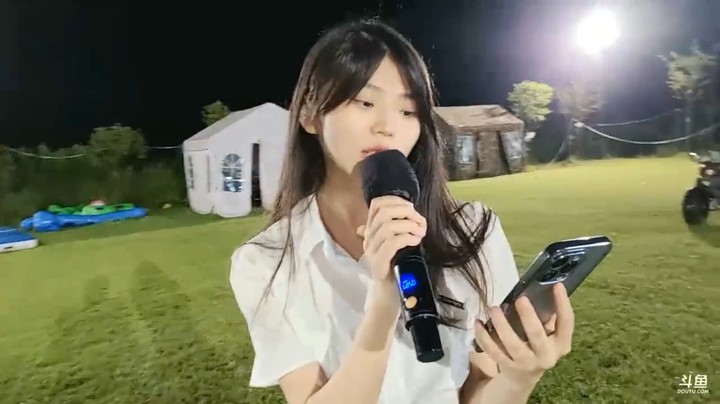 酒酒小怪兽美女翻唱流行歌曲《有点甜》好听啊