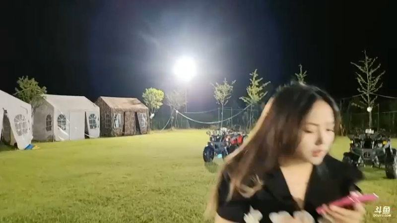 美女唱歌表演，有点快