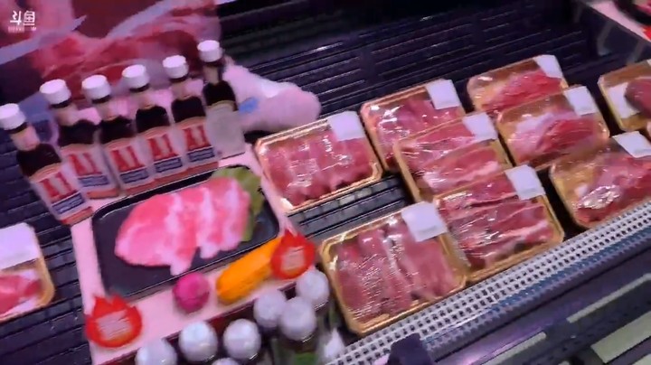 博哥和美女在超市买肉，还想买蒜末
