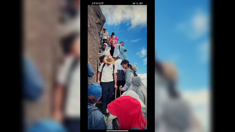 今天爬黄山很多人，戴紫色帽子的美女挺好看