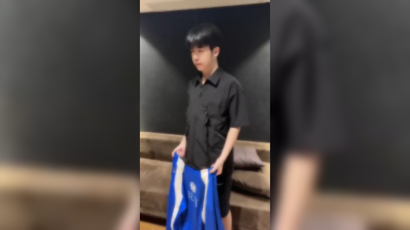 甩个队服