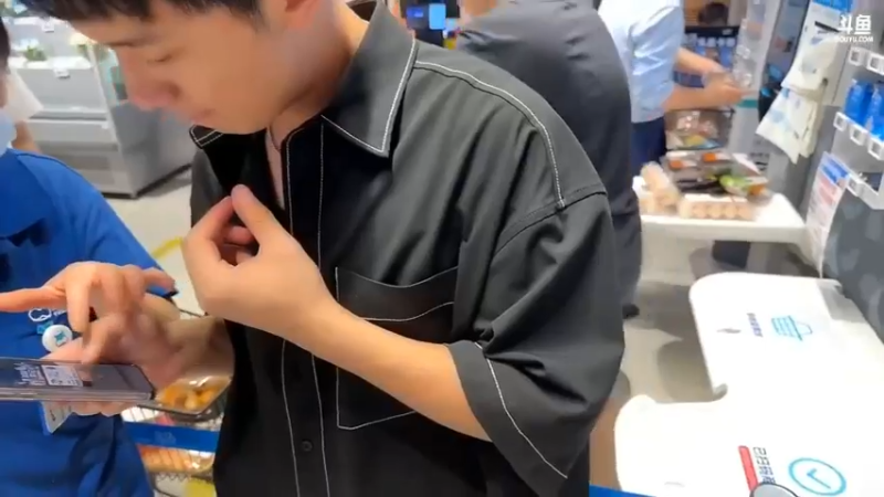 博哥在超市购物付款，办卡划算