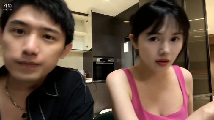 博哥和美女喵喵吃完饭开始聊天，美女涂口红更漂亮