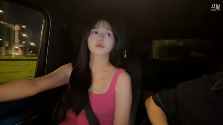 博哥带美女喵喵买完菜就坐车回家了