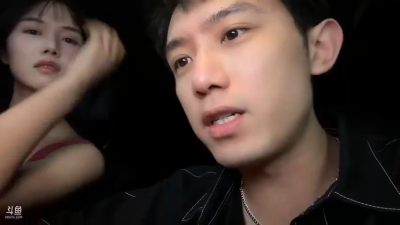 博哥说自己老了，然后捏美女脸看看，好自然啊