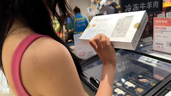 博哥带美女喵喵去超市购物买菜回去做菜