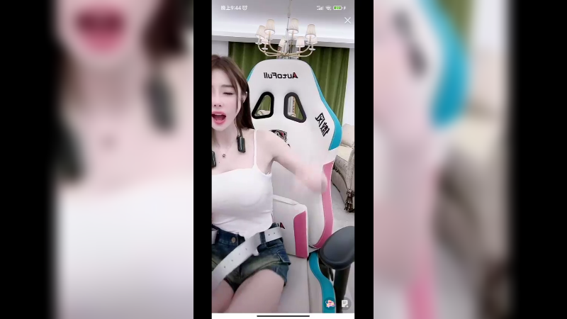 美女小姐姐这皮带是不是多余了啊