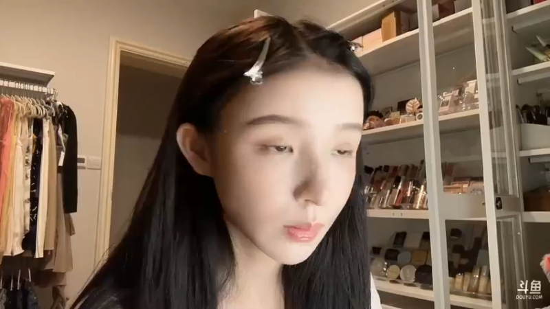 美女二珂在家直播化妆看起来很专业啊
