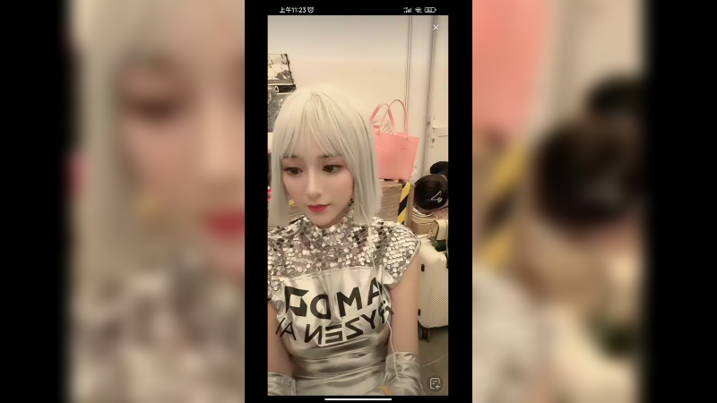 美女车模叶子带白色假发也挺好看的