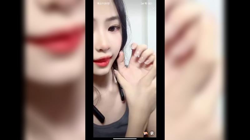 美女怡宝和妈妈聊天，妹妹好活泼啊