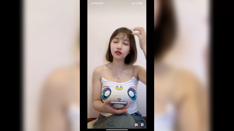 美女小姐姐直播玩手机，这赚钱好舒服