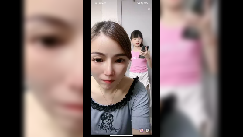 大家直播聊天，后面的女儿好活泼