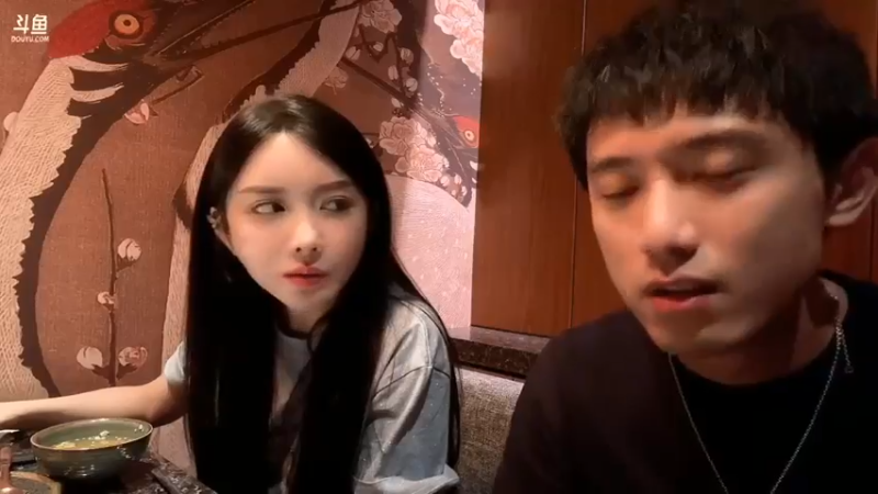 博哥和两个美女聊天，两个美女都想让他送项链