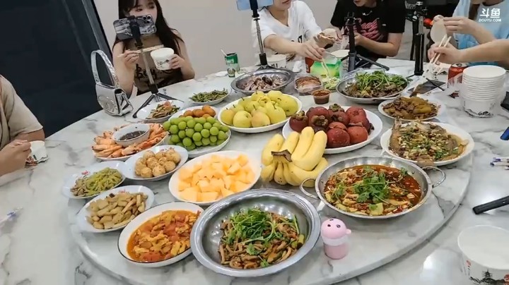 肖哥看女主播吃饭，德华哥送超火让鹅妹去吃大餐，美滋滋