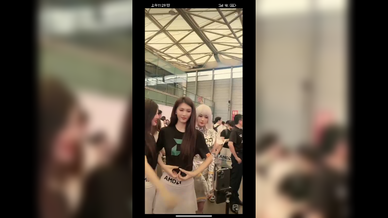 美女车模叶子等人准备上台走秀