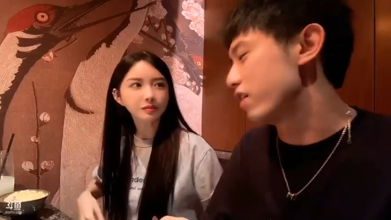 博哥和美女吃饭，博哥说我有钱但不代表我不能节约啊